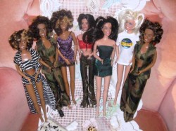 7 COLLECTIBLE FASHIONABLE SPICE GIRL DOLLS, COSTUMES, SHOES LOT 